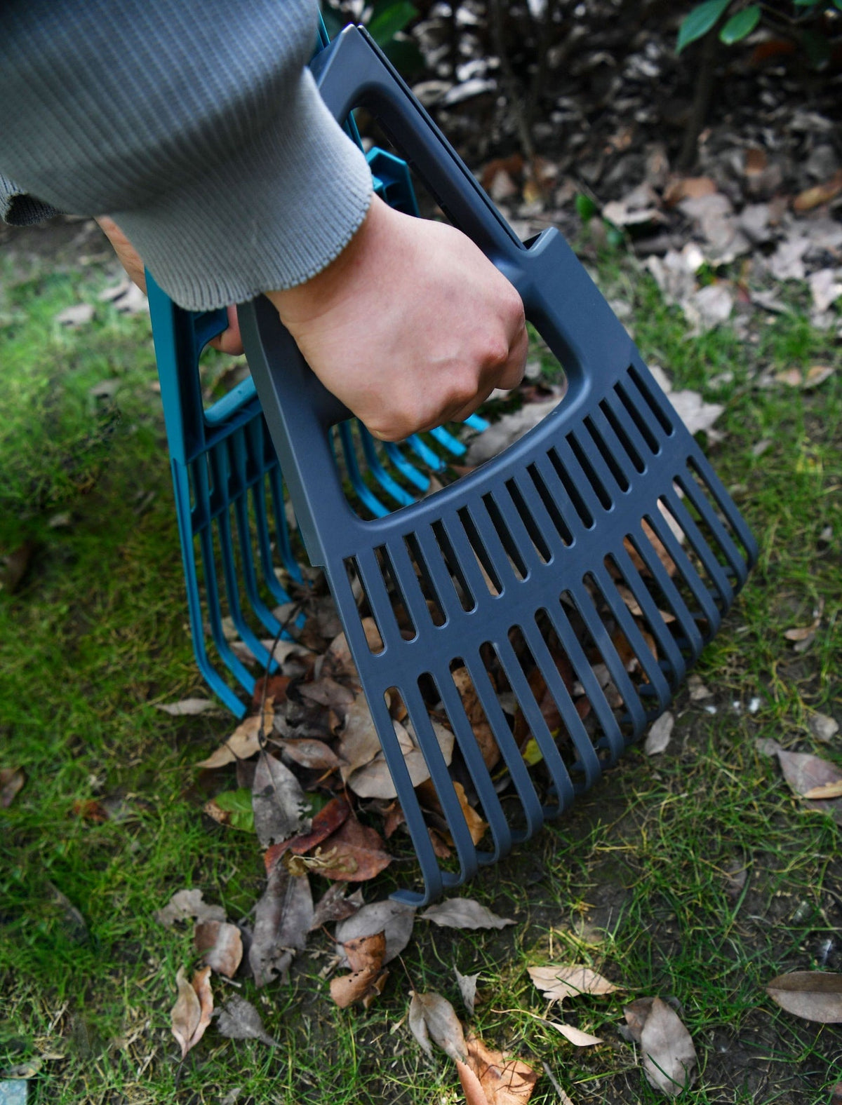 Yardworks 3-in-1 30-Tine Leaf Rake with Fibreglass Shaft, 24-1/2-in Wide